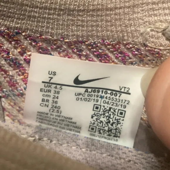 Girls size 7 Vapor max Nikes athletic shoes