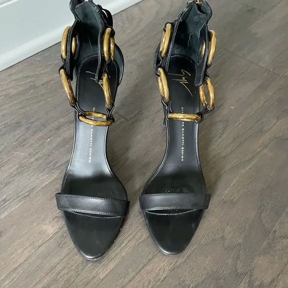 Giuseppe Zanotti ring detail open toes sandals 👡