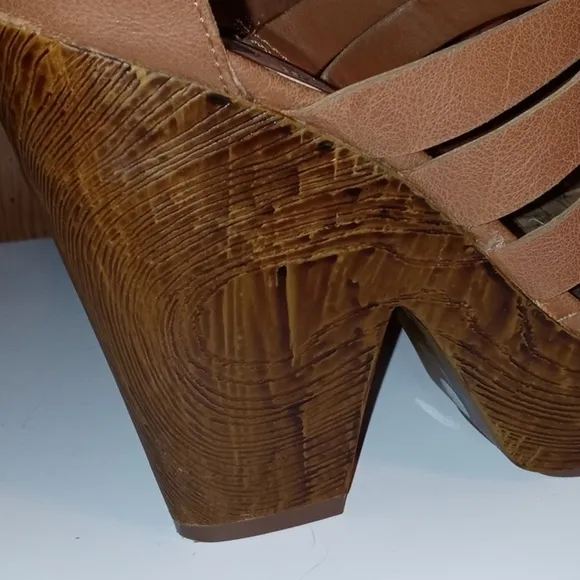 Guess platform sandal tan 8 with a 5&quot; heel