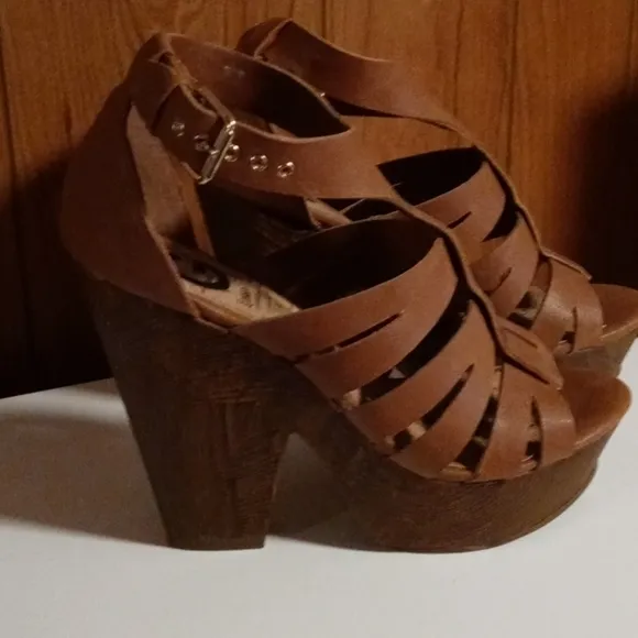 Guess platform sandal tan 8 with a 5&quot; heel