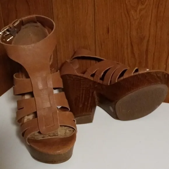 Guess platform sandal tan 8 with a 5&quot; heel