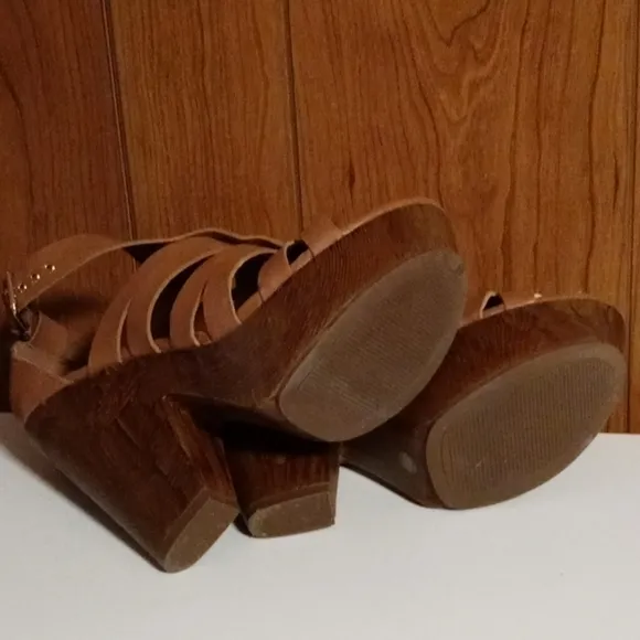 Guess platform sandal tan 8 with a 5&quot; heel