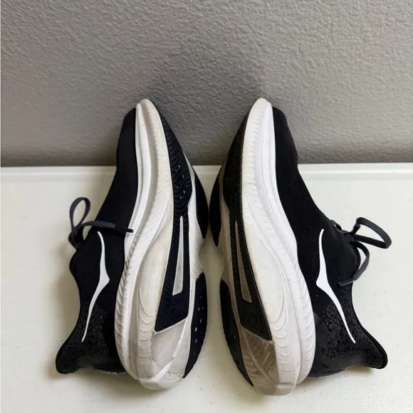 Hoka One One Womens Size 10 Black/White 1147810 Mach 6 Running Shoes