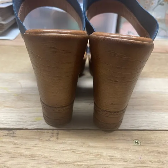 Italian shoemakers wedge sandals Size 8 1/2 W