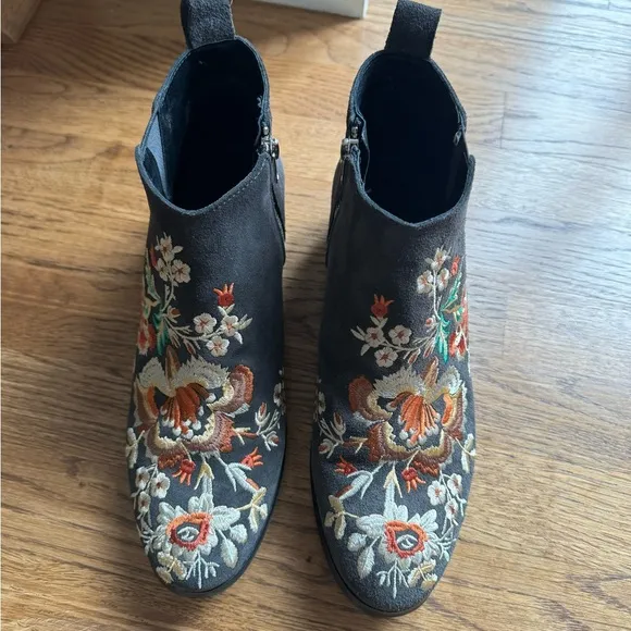 JOHNNY WAS Sammi Suede Leather Embroidered Ankle Boots Booties size 41