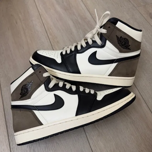 Jordan 1 Retro HighDark Mocha size 8.5