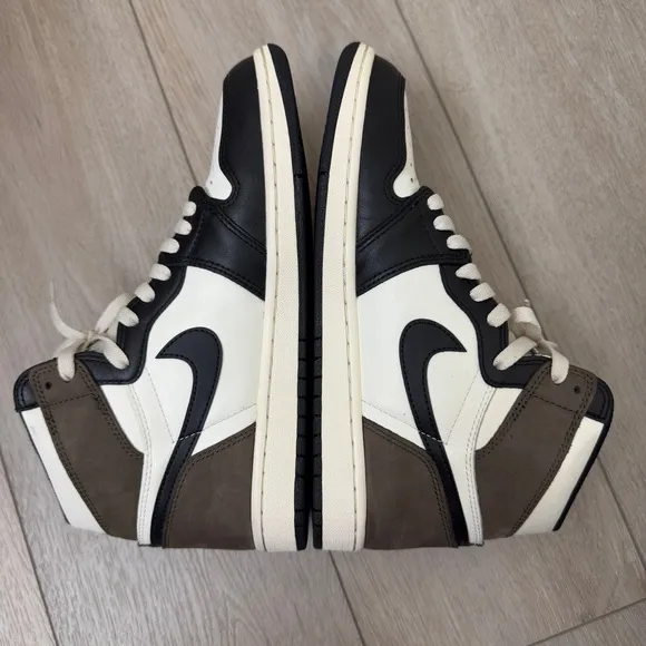 Jordan 1 Retro HighDark Mocha size 8.5