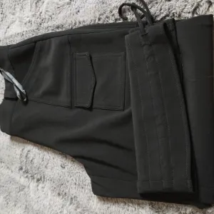Joseph Ribkoff Culotte Capri front cargo Adjustable tie bottom Black size 14