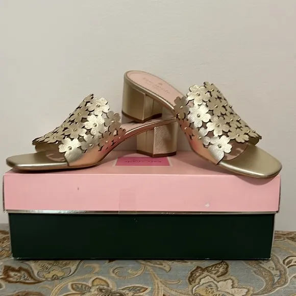Kate Spade “Daisy” Mule NWT in metallic pale gold size 8 1/2