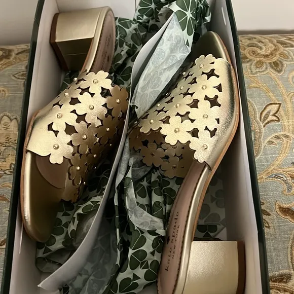 Kate Spade “Daisy” Mule NWT in metallic pale gold size 8 1/2