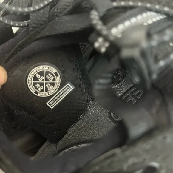 Keen kids black sandals 6