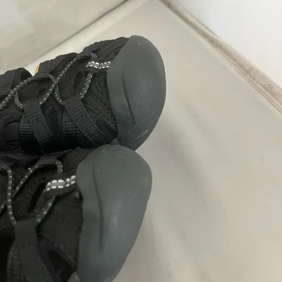 Keen kids black sandals 6