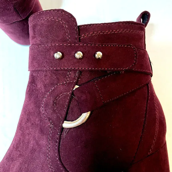 KELLY AND KATIE ANKLE BOOTS BURGUNDY SUEDE NAILHEAD ACCENTS 2.5&quot; HEEL SIZE 6
