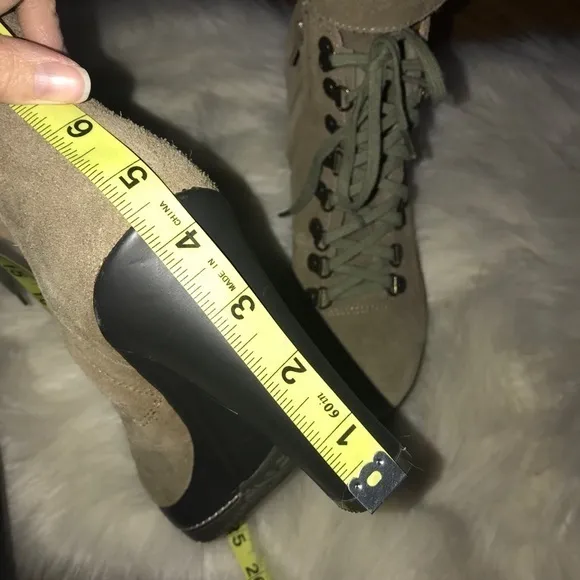 Kelsi Dagger Rane suede lace up boots size 8.5‎