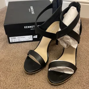 Kenneth Cole Brooke Cross Dress Sandals size 11