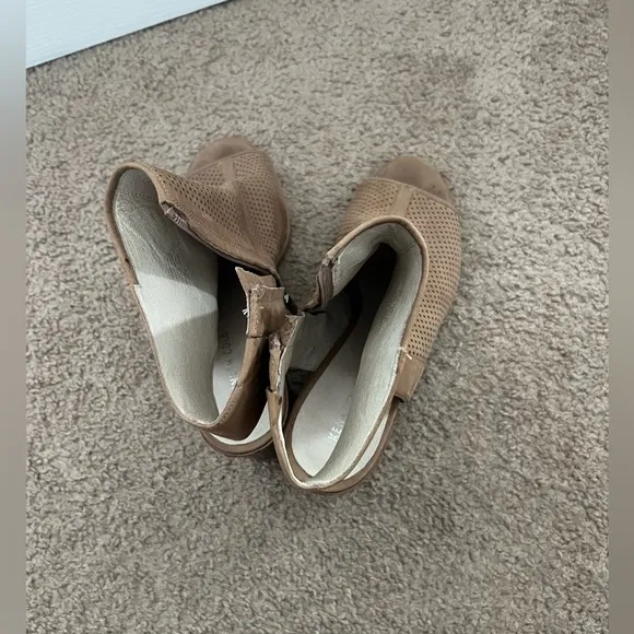 Kenneth Cole‎ sandals