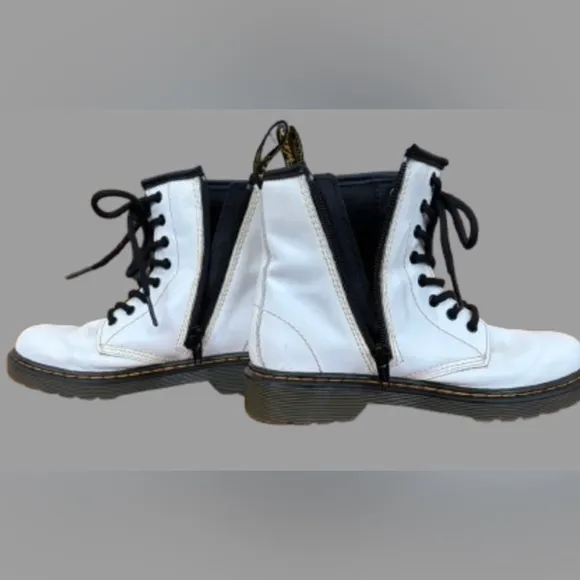 KIDS 100% white leather Dr. martens lace up ankle boots Children’s SZ 2