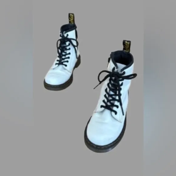 KIDS 100% white leather Dr. martens lace up ankle boots Children’s SZ 2