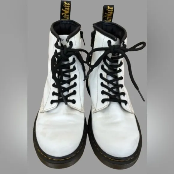 KIDS 100% white leather Dr. martens lace up ankle boots Children’s SZ 2