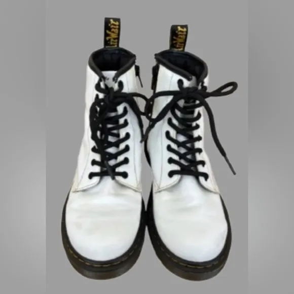 KIDS 100% white leather Dr. martens lace up ankle boots Children’s SZ 2