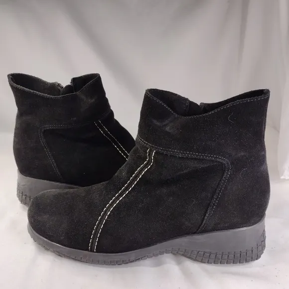 LA Canadienne Black Suede Ankle Boots Women's Size 9W