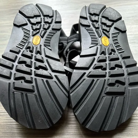 Like-new! Chaco Sandals