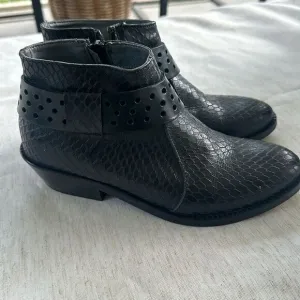 LiliMill Black Snakeskin Ankle Boot 37=7