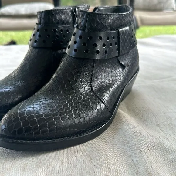 LiliMill Black Snakeskin Ankle Boot 37=7