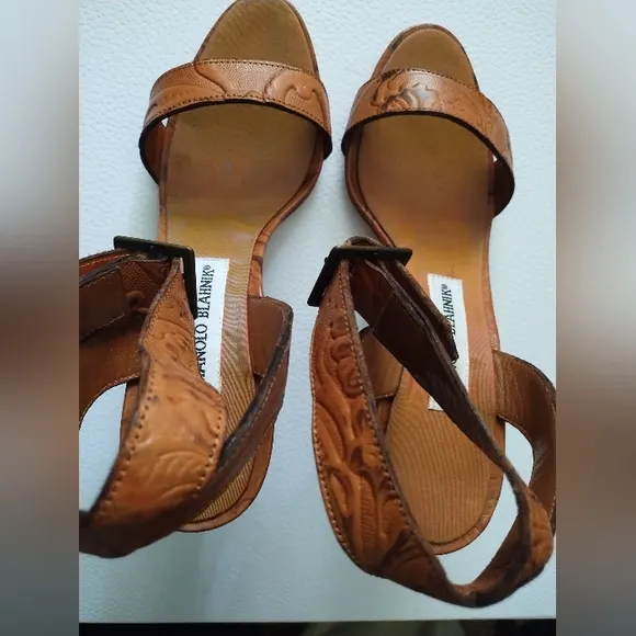 MANOLO BLAHNIK LEATHER WRAP AROUND ANKLE SANDALS