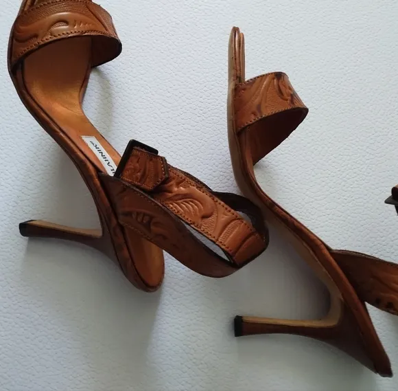 MANOLO BLAHNIK LEATHER WRAP AROUND ANKLE SANDALS