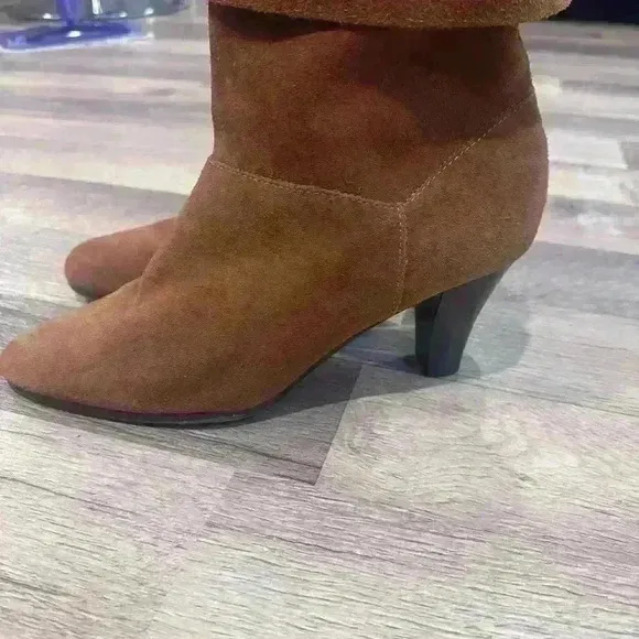 Markon Suede heel boots Leather upper balance man made material. Slightly worn