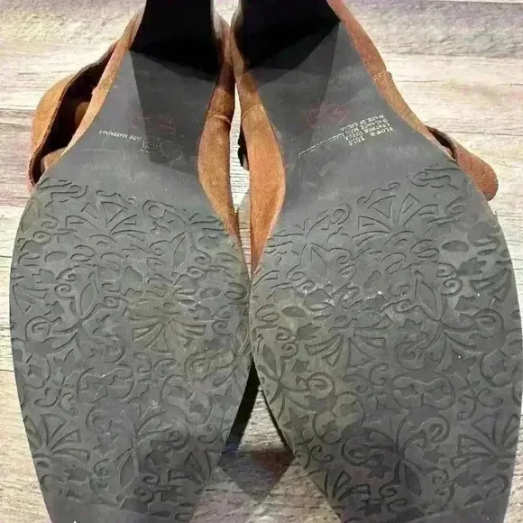 Markon Suede heel boots Leather upper balance man made material. Slightly worn
