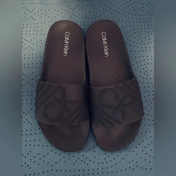 Men like new Calvin Klein sandals size 9