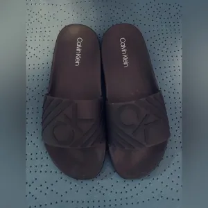 Men like new Calvin Klein sandals size 9