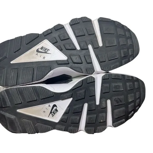 Men’s Nike hurache athletic shoes size 8 black and white