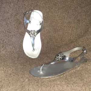 MICHAEL KORS-Miley-Silver Jelly Sandals-Large Crystal Charm-Sz 10-NWOB