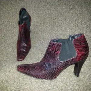 MOSCHINO CHEAP AND CHIC-Ankle Boots/Booties-Red Leather Snakeskin-Size 36.5-EX