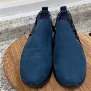 Munro Kit navy and black slip on shoes