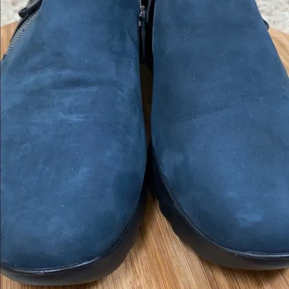 Munro Kit navy and black slip on shoes