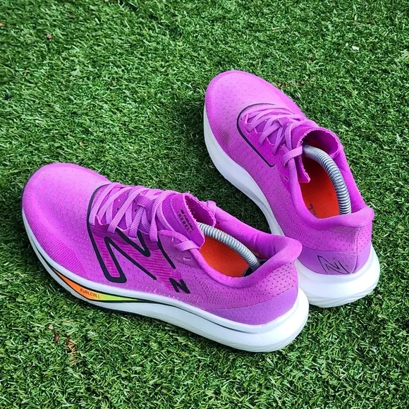NEW BALANCE FUELCELL - Womens Shoes - SIZE 8