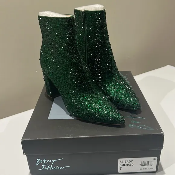 🌸NEW BETSEY JOHNSON CADY EMERALD WOMEN’S ANKLE BOOTS Sz 7 WITH BOX.