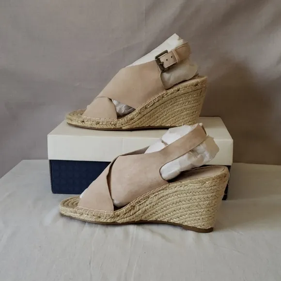 New Caslon Cnsuri-Lea Blush Suede Sandals