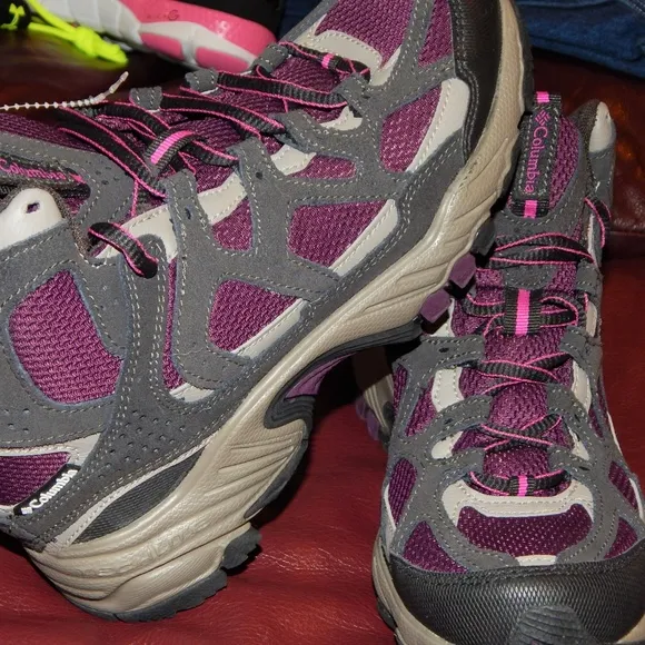 NEW Columbia boots Women Hiking 6.5 Maroon Red