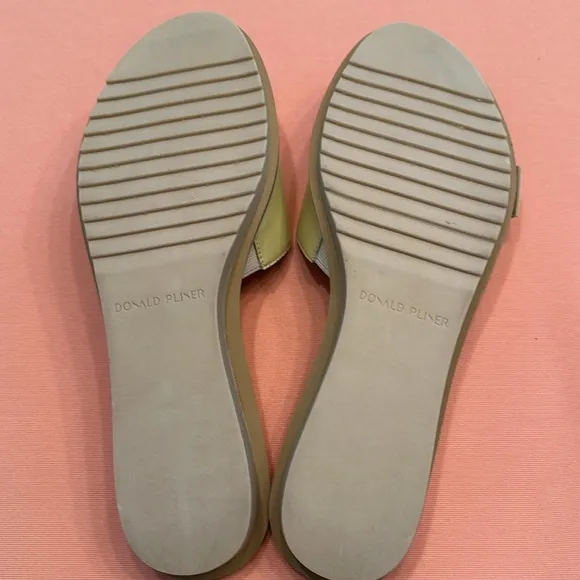 New Donold Pliner Sandals. Size 7.5.