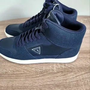 NEW MEN'S GUESS BLUE COLOR  ATHLETIC SHOES 9,5 SIZE