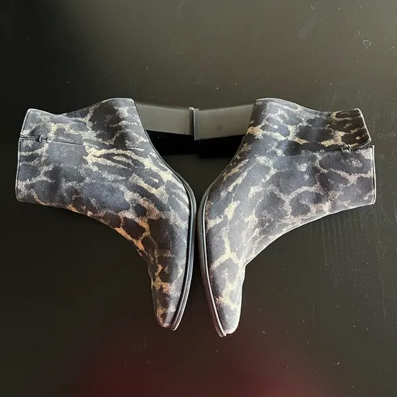 NEW PAUL GREEN GRAY CHEETAH SOFT ANKLE BOOTS