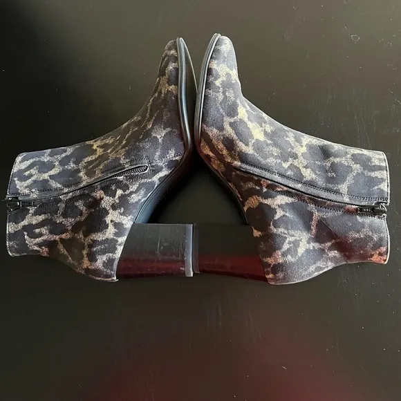 NEW PAUL GREEN GRAY CHEETAH SOFT ANKLE BOOTS