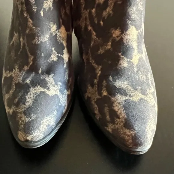 NEW PAUL GREEN GRAY CHEETAH SOFT ANKLE BOOTS