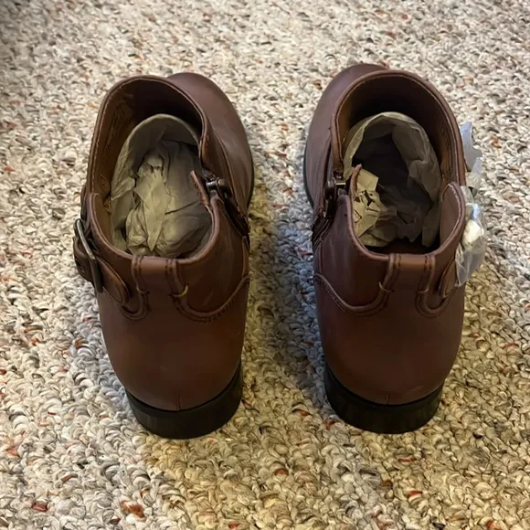 NEW Vionic Brown Logan Ankle Boot Size 6