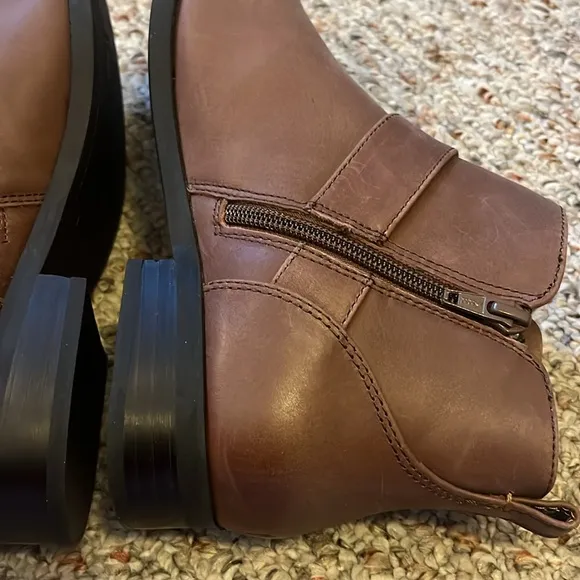 NEW Vionic Brown Logan Ankle Boot Size 6